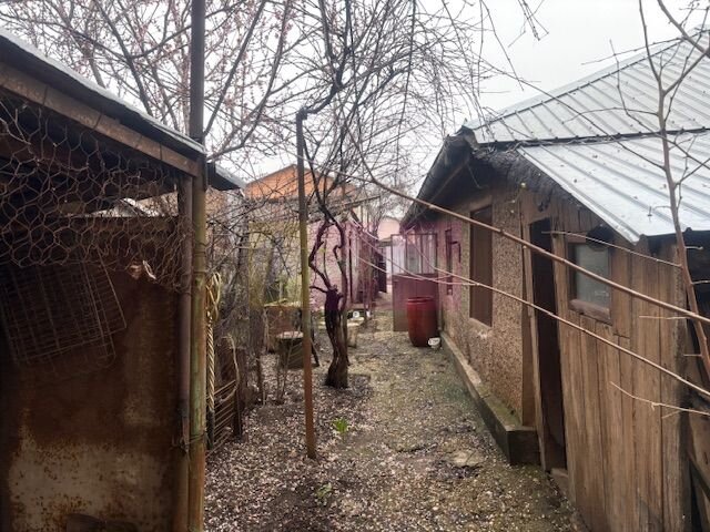 Teren cu casa demolabila din paianta Sos Alexandriei- Luk Oil.